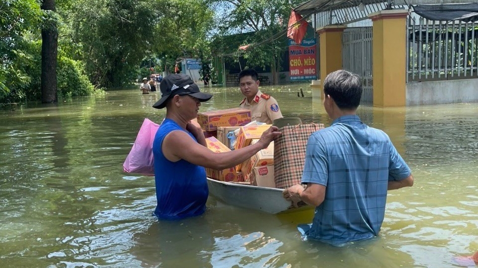 cong an chuong my ho tro dan khac phuc hau qua mua lu