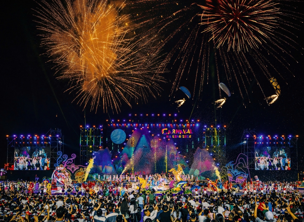 Màn bắn pháo hoa gây ấn tượng cho hàng nghìn du khách và người dân