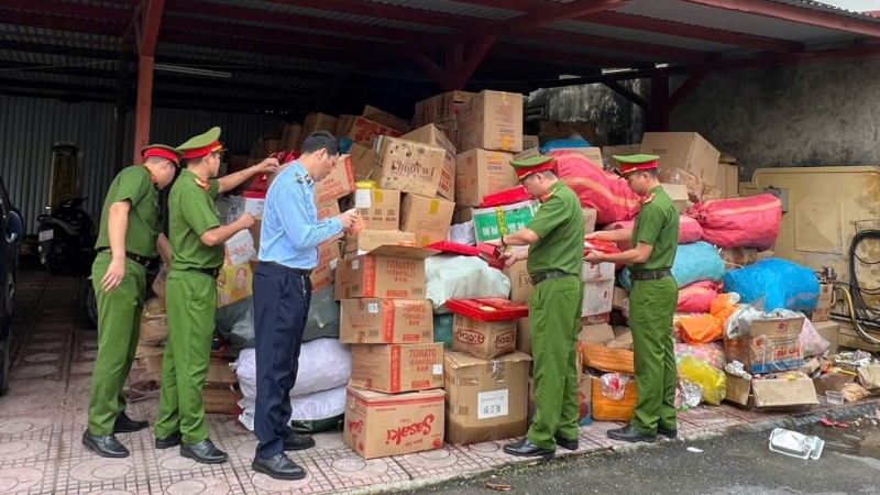Người dân La Phù giao nộp 25 tấn bánh kẹo, thực phẩm hết hạn, kém chất lượng
