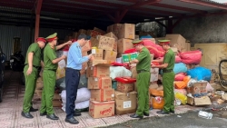 nguoi dan la phu giao nop 25 tan banh keo thuc pham het han kem chat luong