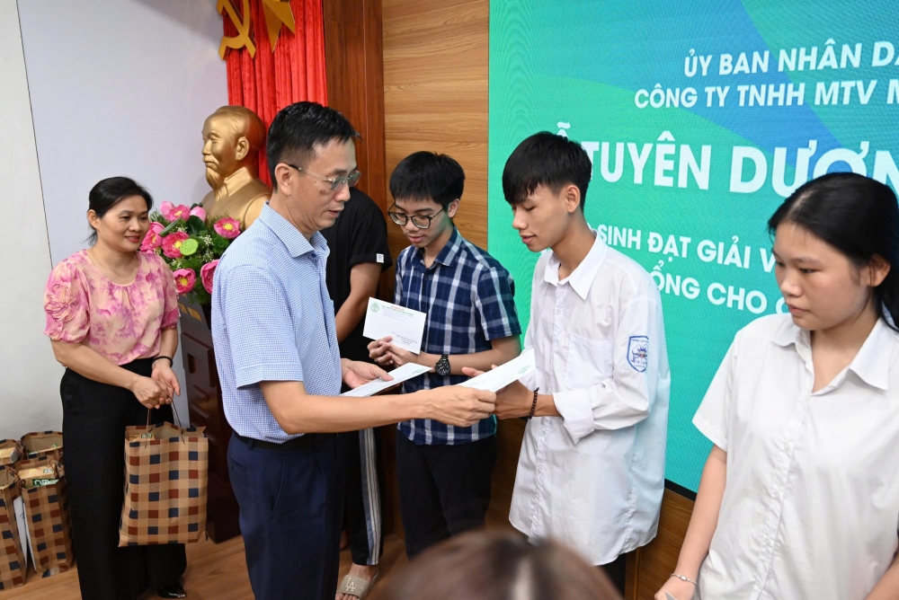 Urenco tuyên dương, khen thưởng hàng trăm học sinh vượt khó Urenco tuyên dương, khen thưởng hàng trăm học sinh vượt khó
