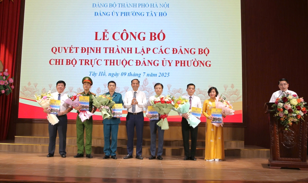 Đồng chí Nguyễn Đình Khuyến trao các quyét định và tặng hoa cho Bí thư của các tổ chức Đảng thành lập mới