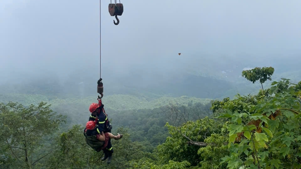 Cảnh sát Hà Nội dùng cần cẩu và ròng rọc cứu người rơi xuống vực