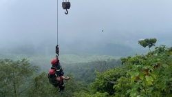 canh sat ha noi dung can cau va rong roc cuu nguoi roi xuong vuc