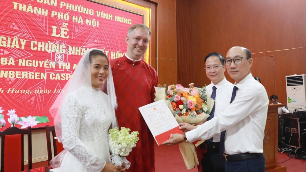 Người có yếu tố nước ngoài đầu tiên đến làm thủ tục kết hôn tại phường Vĩnh Hưng