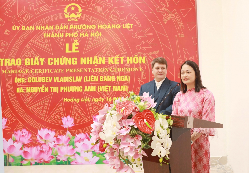 Chủ tịch UBND phường Hoàng Liệt trao giấy chứng nhận kết hôn cho đôi vợ chồng Việt - Nga