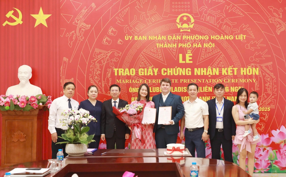 Chủ tịch UBND phường Hoàng Liệt trao giấy chứng nhận kết hôn cho đôi vợ chồng Việt - Nga