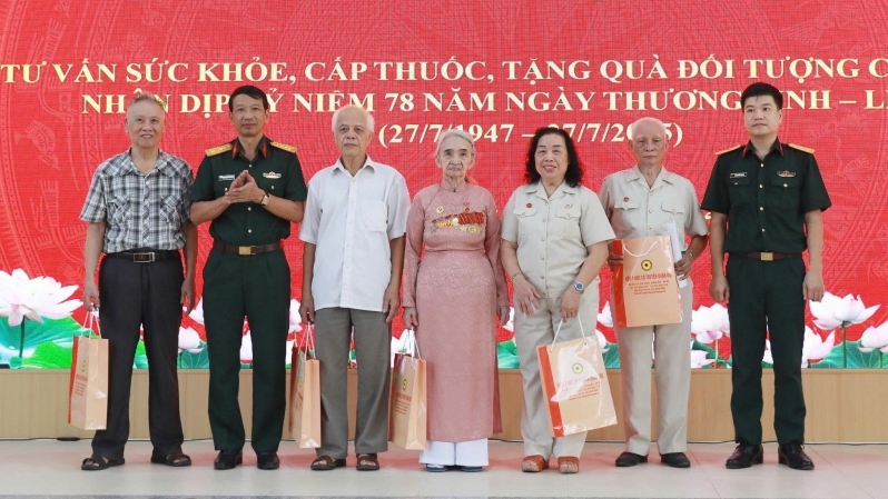 Hà Nội tri ân 327 đối tượng chính sách, người có công ở phường Định Công