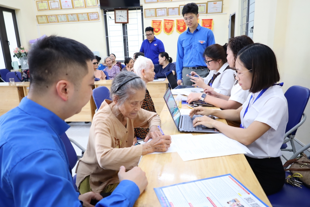 Bà Bính được hướng dẫn tận tình Bà Bính được hướng dẫn tận tình