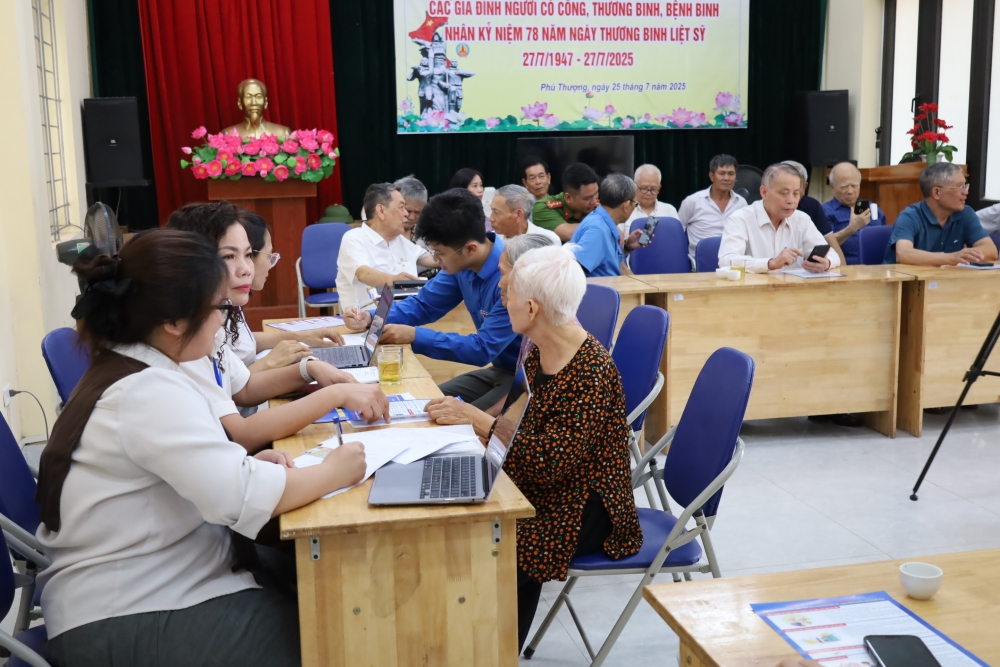 Không khí khẩn trương tại Nhà văn hoá Tổ dân phố số 10, phường Phú Thượng Không khí khẩn trương tại Nhà văn hoá Tổ dân phố số 10, phường Phú Thượng