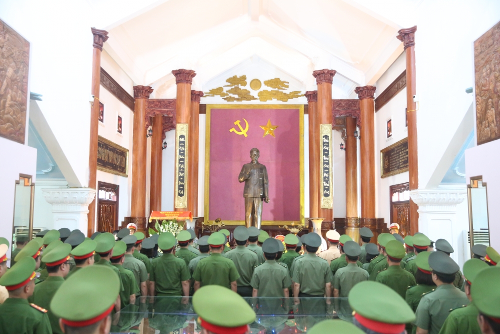 Công an Hà Nội tổ chức các hoạt động về nguồn, giáo dục chính trị, chia sẻ với các gia đình có hoàn cảnh khó khăn