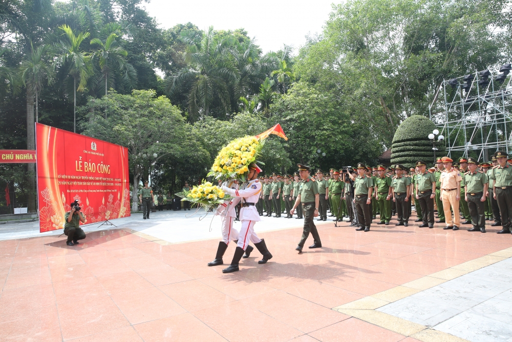 Công an Hà Nội tổ chức các hoạt động về nguồn, giáo dục chính trị, chia sẻ với các gia đình có hoàn cảnh khó khăn