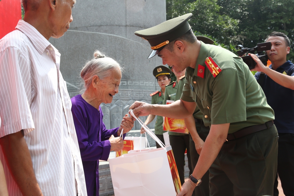 Công an Hà Nội tổ chức các hoạt động về nguồn, giáo dục chính trị, chia sẻ với các gia đình có hoàn cảnh khó khăn