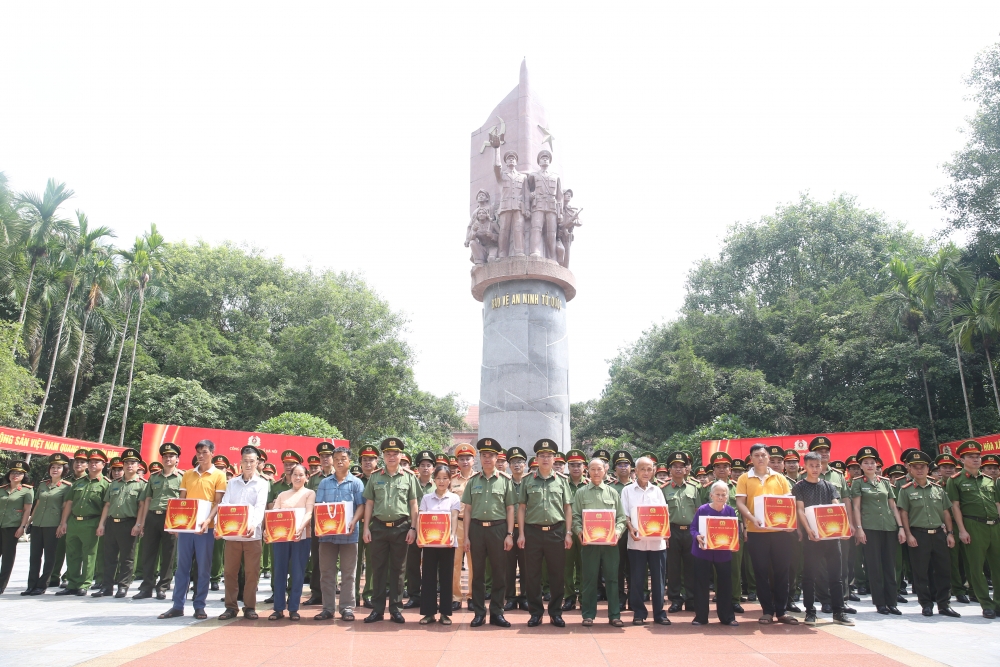 Công an Hà Nội tổ chức các hoạt động về nguồn, giáo dục chính trị, chia sẻ với các gia đình có hoàn cảnh khó khăn