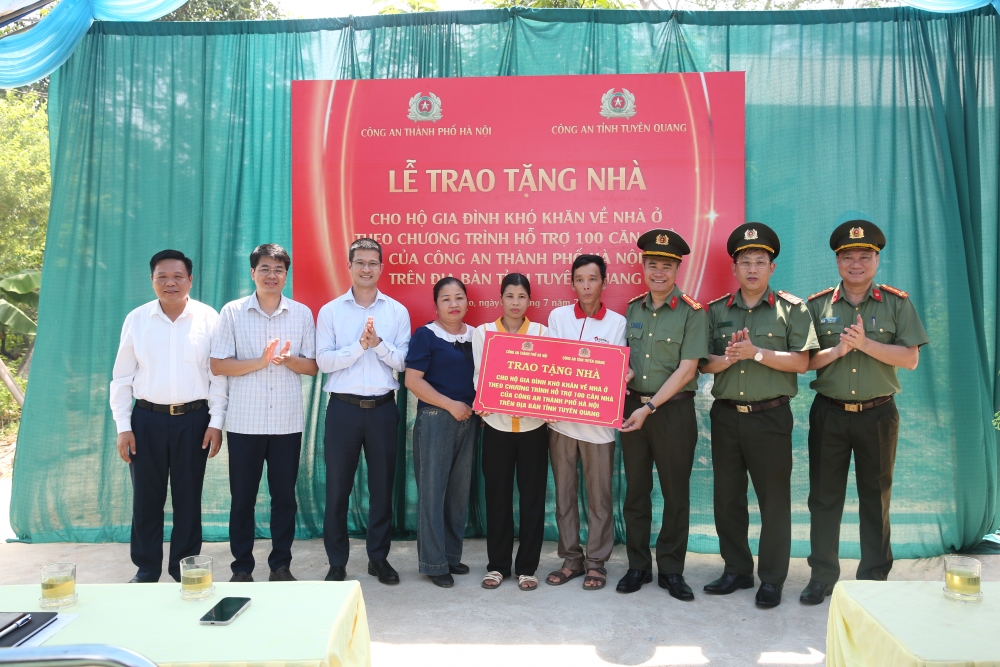 Công an Hà Nội tổ chức các hoạt động về nguồn, giáo dục chính trị, chia sẻ với các gia đình có hoàn cảnh khó khăn