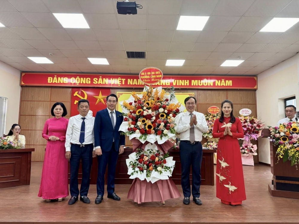 Lãnh đạo phường Lĩnh Nam tặng hoa chúc mừng đại hội