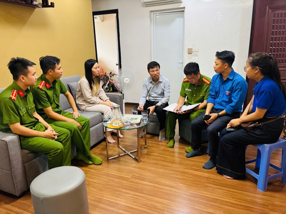 Ông Nguyễn Anh Tuấn, Chủ tịch UBND phường Hoàng Liệt cùng các thành viên đoàn công tác thăm hỏi động viên người thân của gia đình nạn nhân