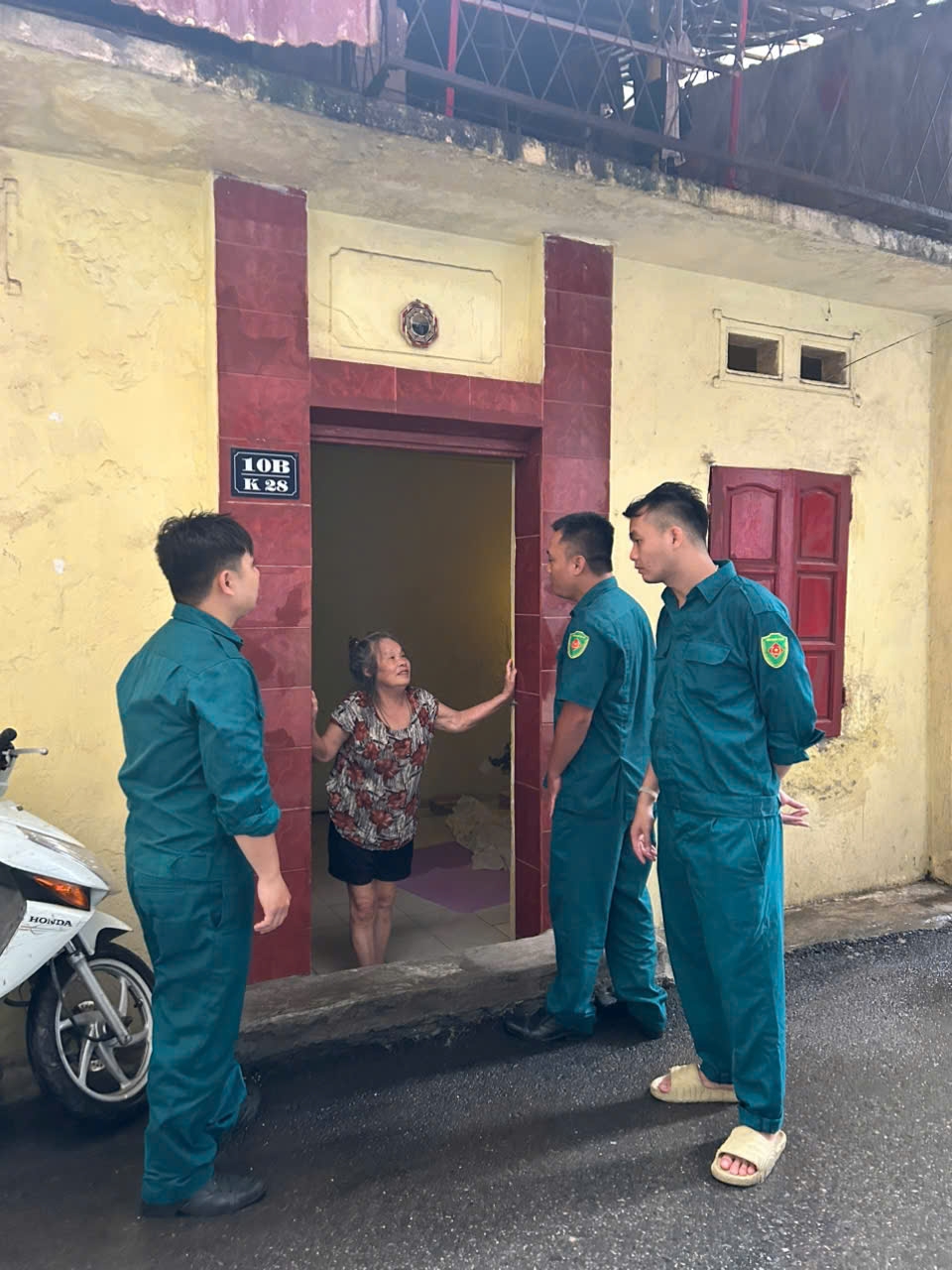 Người dân được nhắc nhở đảm bảo an toàn tính mạng trong đợt bão