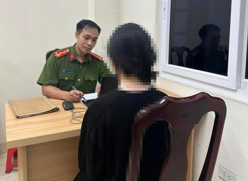 Nạn nhân được lấy lời khai tại cơ quan công an