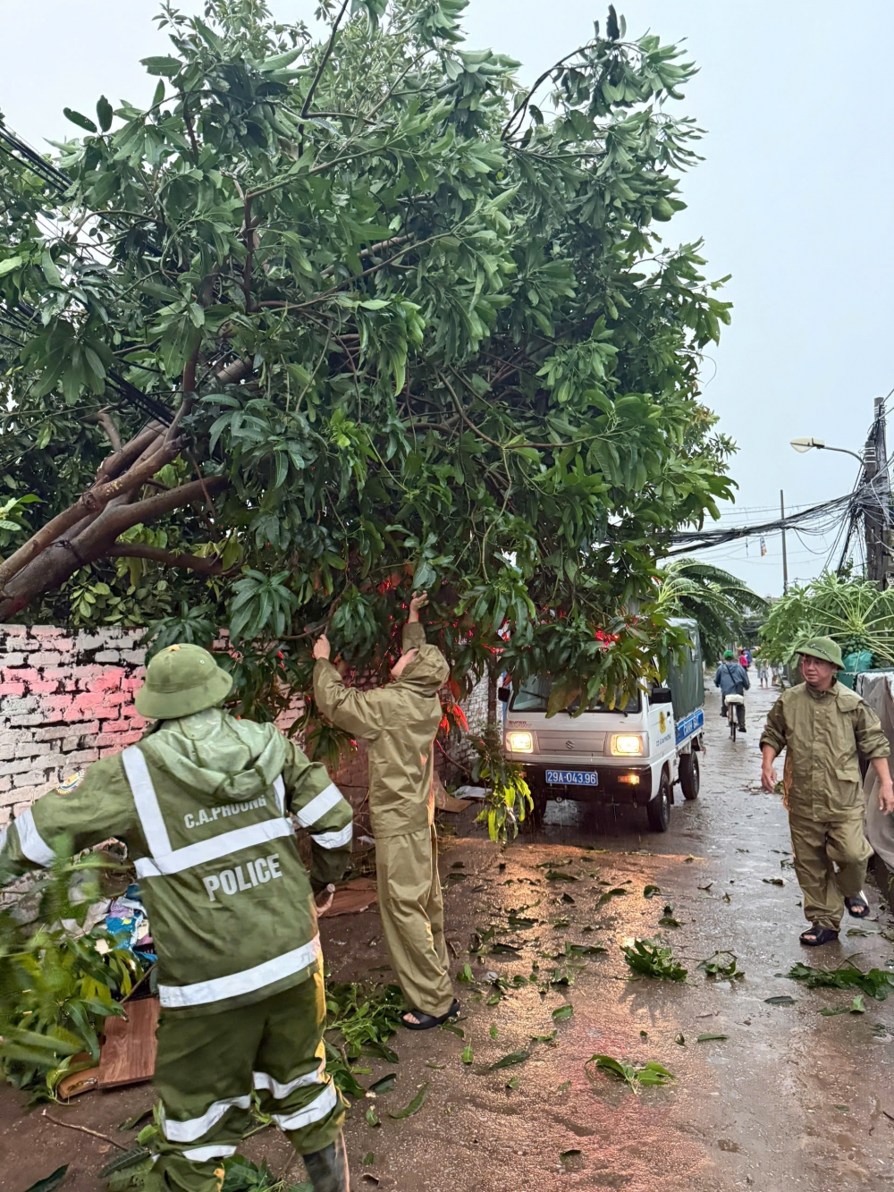 Phường Lĩnh Nam: Lãnh đạo xuống địa bàn, chỉ đạo chống bão sát thực tế