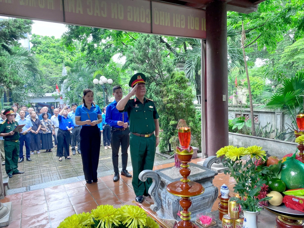 UB MTTQ Việt Nam phường Tây Hồ dâng hương tri ân dịp 27/7