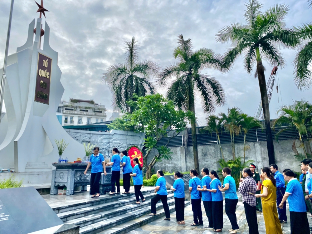 UB MTTQ Việt Nam phường Tây Hồ dâng hương tri ân dịp 27/7