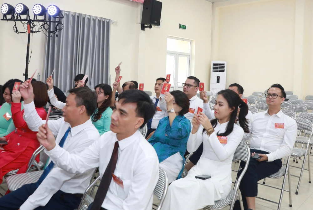 Các đại biểu biểu quyết tại đại hội