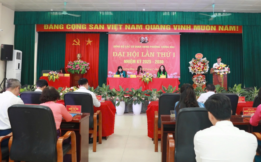 Thư ký đại hội thông qua nghị quyết