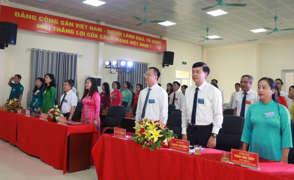 Các đại biểu dự đại hội thực hiện nghi thức chào cờ