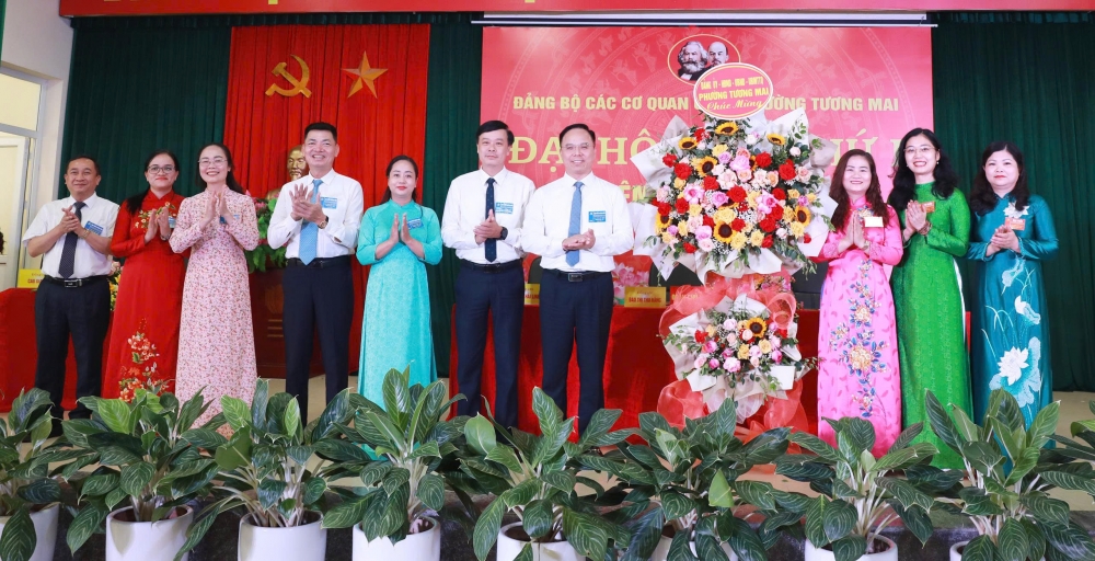 Các đại biểu tặng hoa chúc mừng đại hội