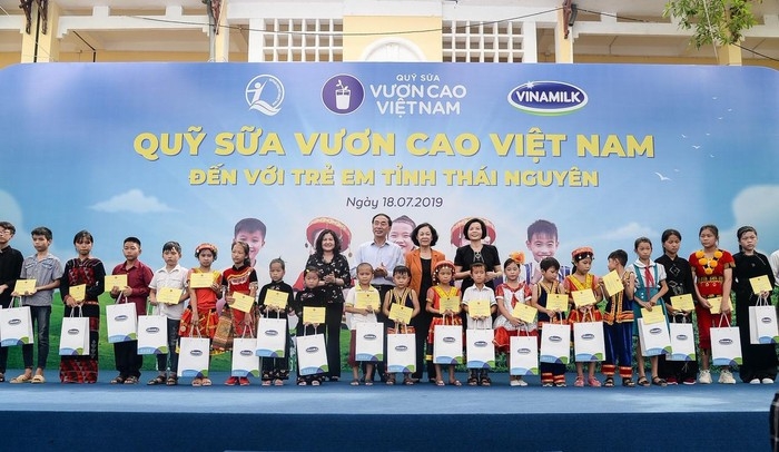 70.000 ly sữa cho trẻ em Thái Nguyên từ Quỹ sữa Vươn cao Việt Nam và Vinamilk