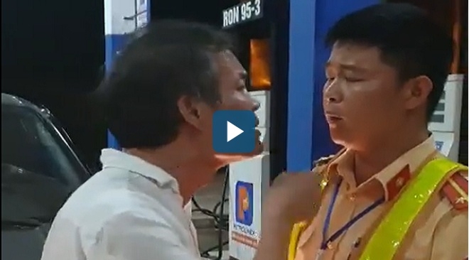 Tài xế biển xanh say xỉn tát CSGT