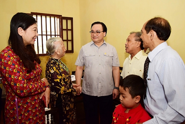 lanh dao thanh pho ha noi dang huong tuong nho chu tich ho chi minh