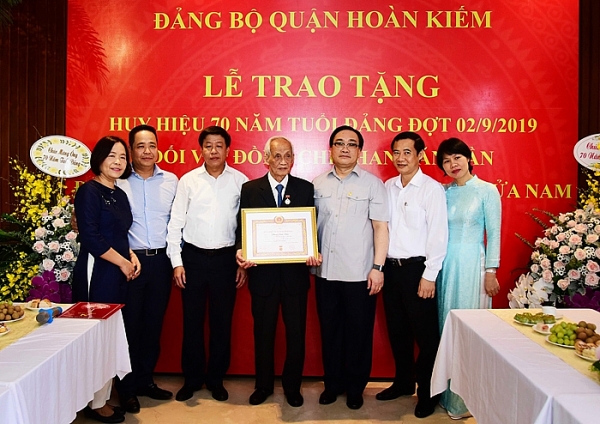 lanh dao thanh pho ha noi dang huong tuong nho chu tich ho chi minh