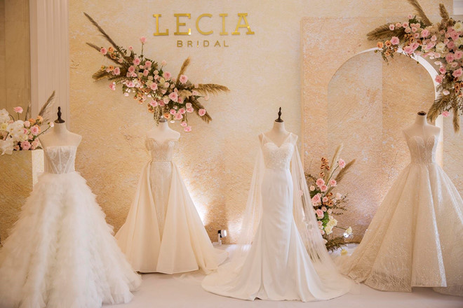 da mat voi bo suu tap vest va vay cuoi trang nha tai almaz mini wedding fair