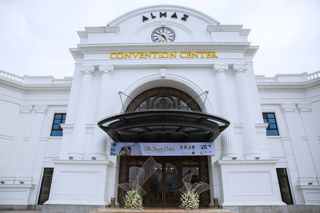 da mat voi bo suu tap vest va vay cuoi trang nha tai almaz mini wedding fair