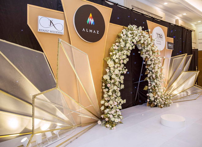 da mat voi bo suu tap vest va vay cuoi trang nha tai almaz mini wedding fair