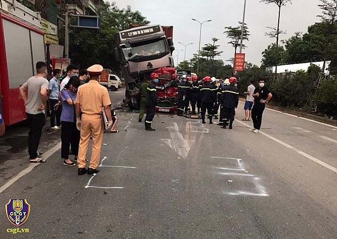 o to dam lien hoan tren duong nguyen van linh 3 nguoi tu vong tai cho 1 nguoi cap cuu