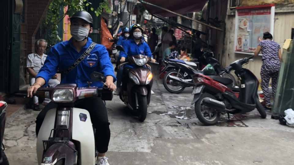 “Cõng loa” tuyên truyền, hướng dẫn người dân cài đặt Bluezone