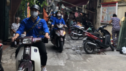 “Cõng loa” tuyên truyền, hướng dẫn người dân cài đặt Bluezone