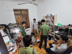 Đột kích ‘lò’ cung cấp thiết bị công nghệ cao, phục vụ gian lận thi cử giữa Hà Nội