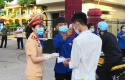 CSGT Bắc Giang cấp phát 5.000 lượt khẩu trang, nước và đảm bảo trật tự giao thông