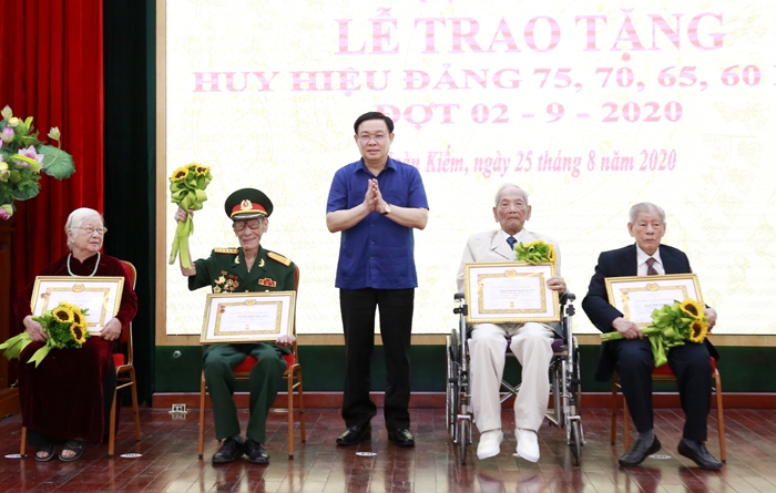 bi thu thanh uy vuong dinh hue trao huy hieu dang cho cac dang vien quan hoan kiem