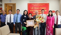 Trao Huy hiệu 70 năm tuổi Đảng cho hai đảng viên lão thành quận Cầu Giấy và Ba Đình