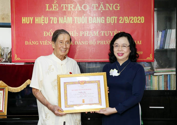 trao huy hieu 70 nam tuoi dang cho hai dang vien lao thanh quan cau giay va ba dinh