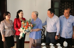 Phó Bí thư Thường trực Thành ủy Ngô Thị Thanh Hằng thăm các đồng chí lão thành cách mạng