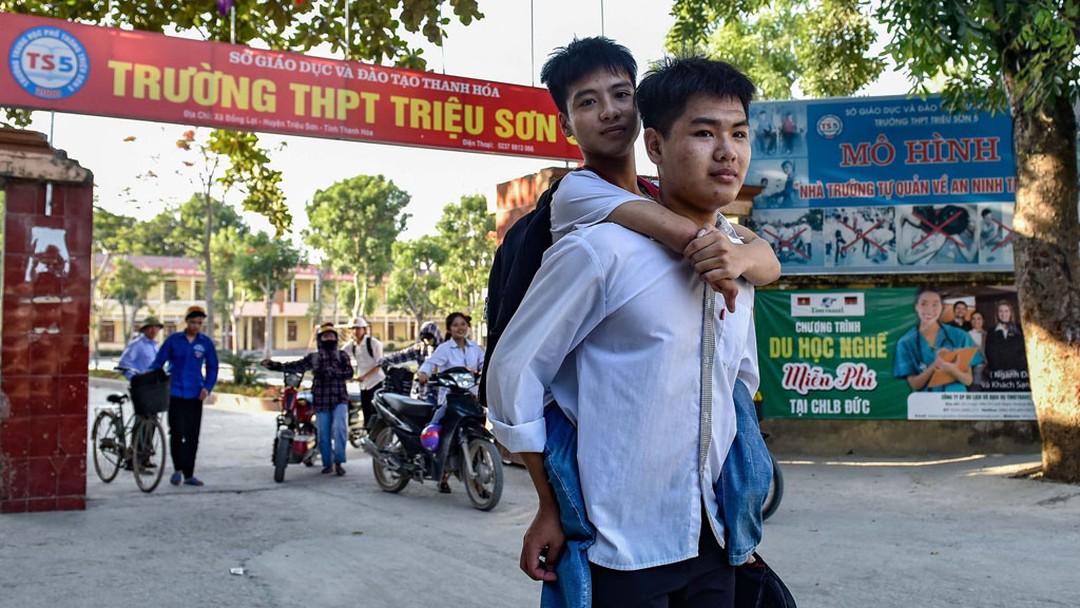 Đôi bạn xứ Thanh 10 năm cõng nhau đến trường cùng bước vào đại học