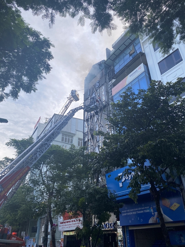 [Clip] Cảnh sát PCCC cưa tôn phá quây tầng 6 quán Karaoke 231 Quan Hoa