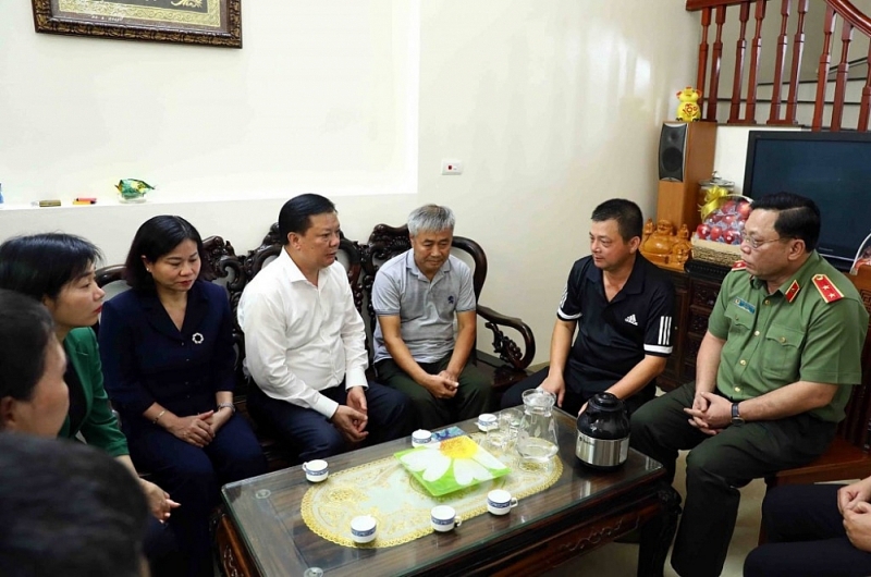Các đồng chí lãnh đạo TP thăm gia đình Trung úy Đỗ Đức Việt