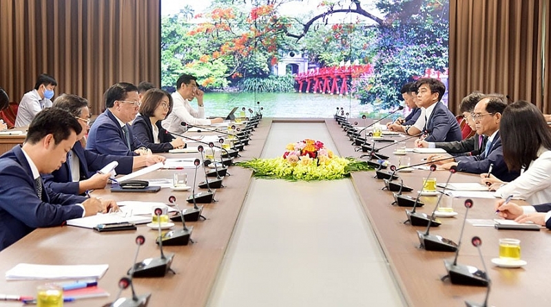 Bí thư Thành ủy Hà Nội Đinh Tiến Dũng tiếp Đại sứ Hàn Quốc tại Việt Nam Park Noh-wan